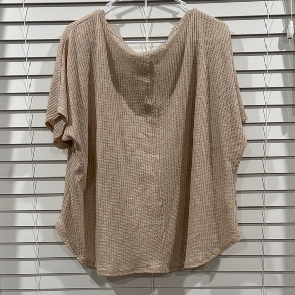 🌸3/$15🌸 Eddie Bauer Beige V-Neck Top - Picture 4 of 4